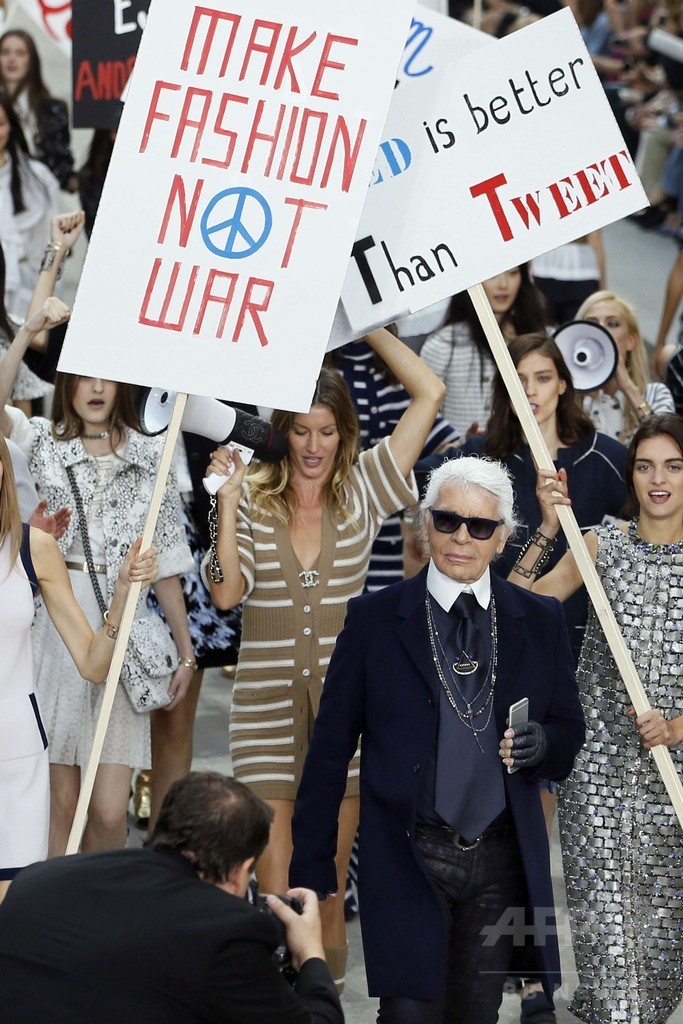 「戦争ではなくファッションを創ろう！」モデルらがデモ行進、「シャネル」15年春夏