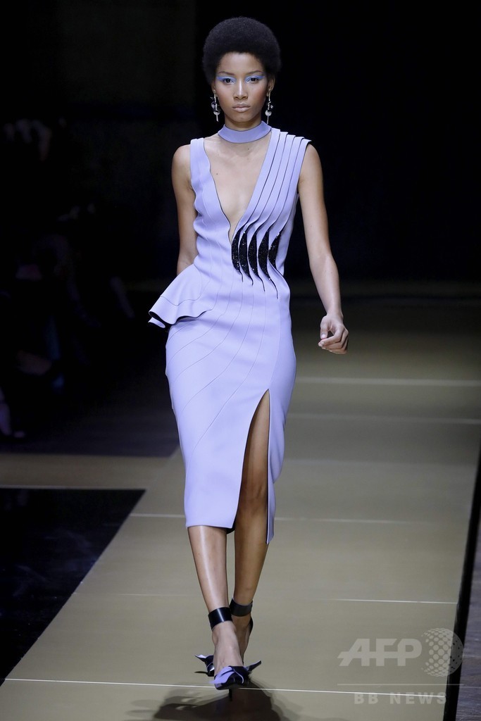 「アトリエ ヴェルサーチ」16/17年秋冬パリ・オートクチュール