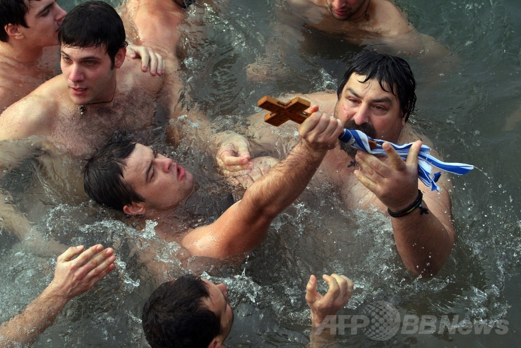 十字架めがけて海へ、ギリシャ正教の公現祭 写真15枚 ファッション