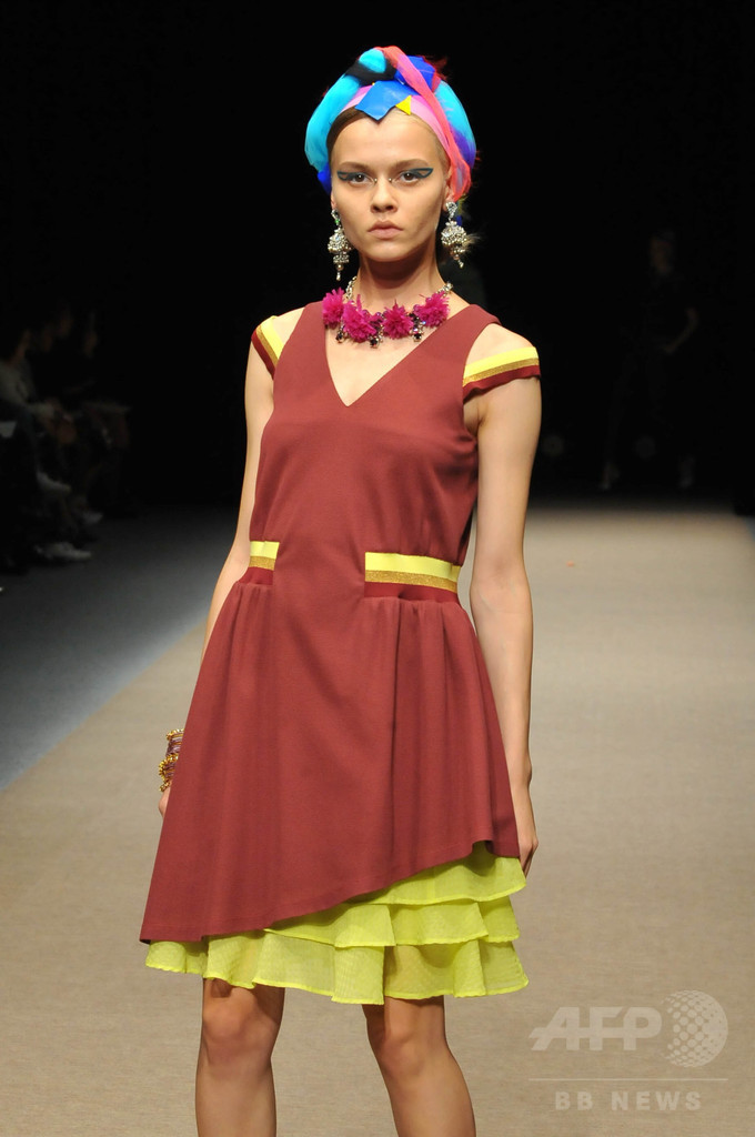 インドと英国をスタイルミックス、「ユマコシノ」15年春夏