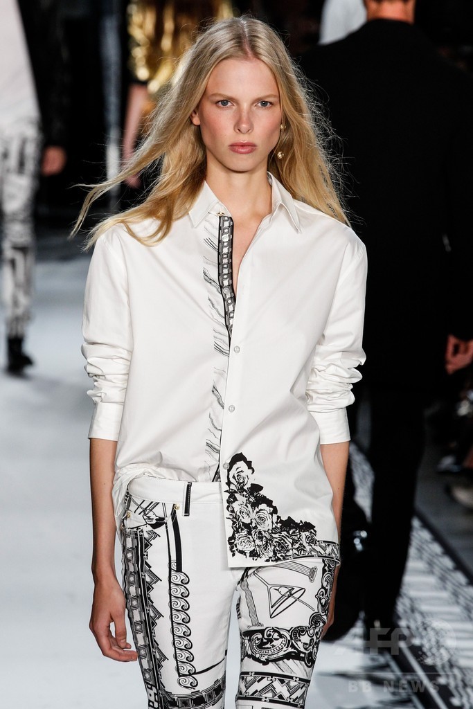 アンソニー・バカレロとコラボ、「ヴェルサス ヴェルサーチ」15年春夏