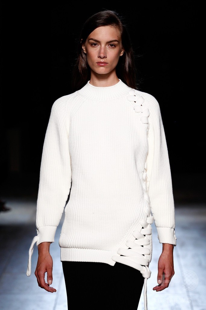 ベルトとポケットでアクセント、「ヴィクトリア ベッカム」15年春夏