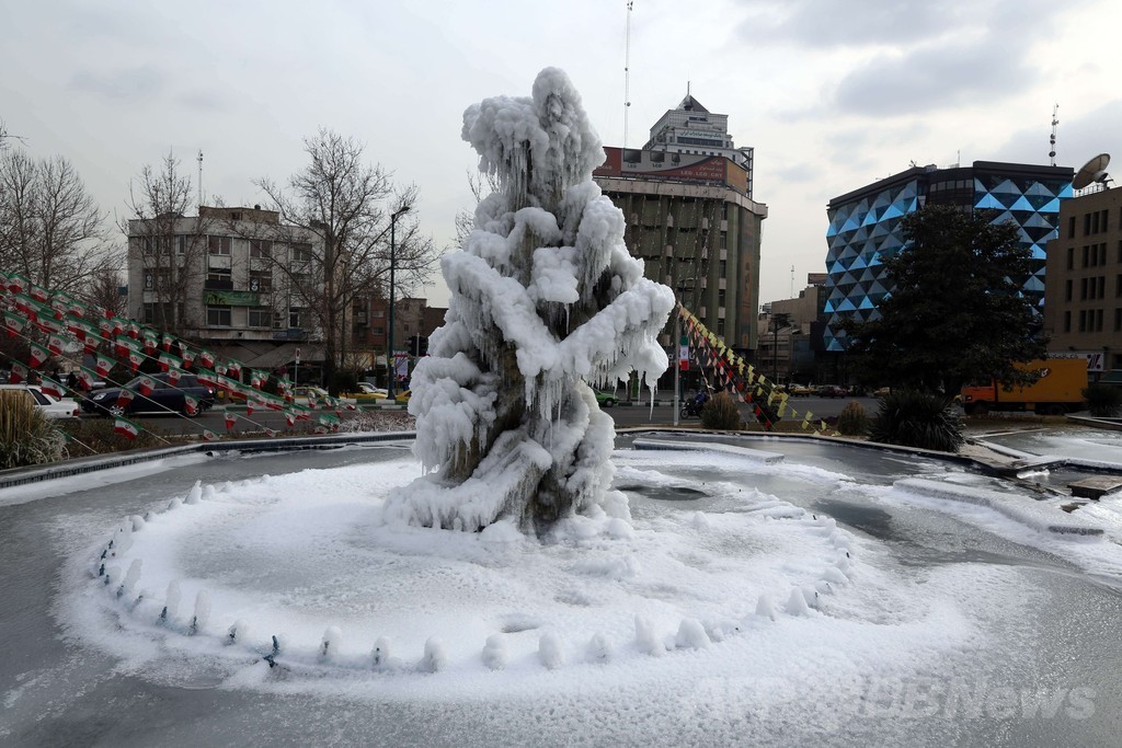 イラン北部に過去半世紀で最強の暴風雪、住民孤立
