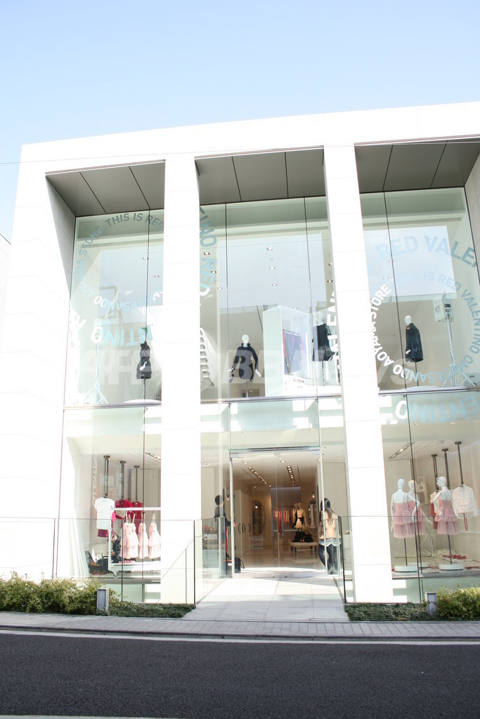 レッド ヴァレンティノ 青山ブティック、白とピンクで女子力アップ