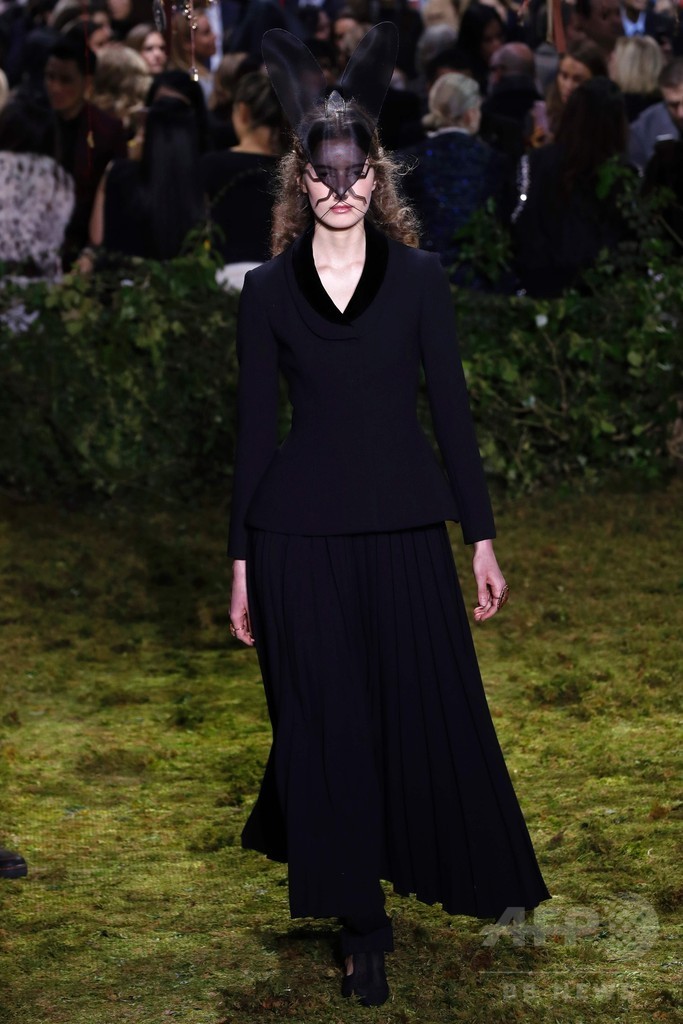 キウリによる初の「ディオール」オートクチュール、ファッション界から称賛