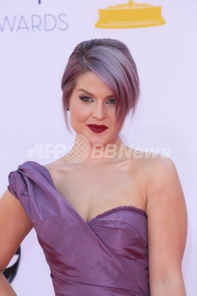 ケリー・オズボーン、自分の服を売ってサンディ被災者を支援