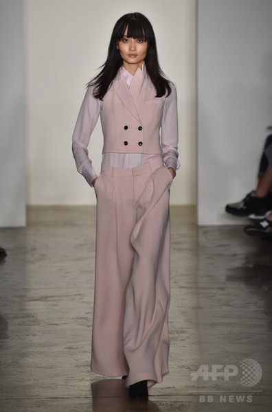 モノトーンにピンクや赤を織り交ぜて、「マリッサ・ウェッブ」15/16年秋冬