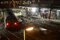 パリ（Paris）南郊ブレティニシュールオルジュ（Bretigny-sur-Orge）で12日午後5時14分（日本時間同日午前0時14分）ごろ、高速で駅に進入した都市間高速列車が脱線し、内務省によると少なくとも6人が死亡、26人が負傷した。負傷者のうち9人は重傷。ここ25年間にフランスで起きた中では最悪の列車事故となった（2013年7月12日撮影）。(c)AFP/LIONEL BONAVENTURE