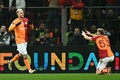 サッカーヨーロッパリーグ、決勝トーナメントプレーオフ第1戦、ガラタサライ対スパルタ・プラハ。ゴールを決めて喜ぶガラタサライのマウロ・イカルディ（左、2024年2月15日撮影）。(c)OZAN KOSE / AFP