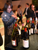 仏ブルゴーニュ（Burgundy）地方ボジョレー（Beaujolais）地区産の新酒ワイン、「ボジョレー・ヌーボー（Beaujolais Nouveau）」が15日午前0時に解禁された。今年は天候不順でぶどうが不作だっために生産量が少なく、日本の輸入量も減る見込みだという。(c)AFP

写真は都内でボジョレー・ヌーボーの解禁を祝う人々（2012年11月15日撮影）。(c)AFP/Yoshikazu TSUNO