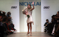 2007年10月20日、モスクワで開かれたニコライ・バイ・ニッキー・ヒルトン（Nicholai by Nicky Hilton）の08年春夏コレクションに登場したデザイナー本人。(c)AFP/DIMA KOSTYUKOV