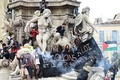 仏マルセイユで行われた労働法改正に抗議するデモで、噴水に集まり横断幕を掲げるデモの参加者たち（2016年3月31日撮影）。(c)AFP/BORIS HORVAT