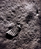 アポロ11号（Apollo XI）の月着陸船から撮影した、月面上に残されたニール・アームストロング（Neil Armstrong）船長、もしくはエドウィン・オルドリン（Edwin Aldrin）宇宙飛行士の足跡（1969年7月21日撮影）。(c)AFP