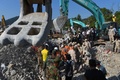 カンボジア南部ケップ州で、建設中のホテルが倒壊した現場で救助活動に当たる人々（2020年1月5日撮影）。(c)TANG CHHIN Sothy / AFP