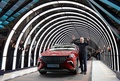 トルコ北西部ブルサ県ゲムリクで開かれた同国初の電気自動車（EV）を開発・生産する合弁企業TOGGの工場開業式に参加し、生産されたEVの横に立って写真撮影に応じるレジェプ・タイップ・エルドアン大統領。トルコ大統領府提供（2022年10月29日撮影）。(c)AFP PHOTO /TURKISH PRESIDENCY PRESS OFFICE