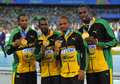 第13回世界陸上大邱大会（13th IAAF World Championships in Athletics Daegu）は4日、男子4×100メートルリレー決勝が行われ、ジャマイカが37秒04の世界新記録で金メダルを獲得した。

表彰式で金メダルを手にポーズをとるジャマイカの選手（2011年9月4日撮影）。(c)AFP/KIM JAE-HWAN