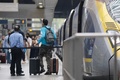 仏パリ発の国際高速列車ユーロスターで英ロンドンのセントパンクラス駅に到着した乗客（2020年8月14日撮影）。(c)Tolga AKMEN / AFP