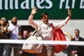 全仏オープンテニス、男子シングルス準決勝。試合後、観客の声援に応えるロジャー・フェデラー（2019年6月7日撮影）。(c)Martin BUREAU / AFP