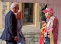 英ウィンザー城で、ジョー・バイデン米大統領夫妻を迎えるエリザベス女王（2021年6月13日撮影）。(c)Chris Jackson / POOL / AFP