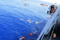 リビア沖の地中海で起きた移民船転覆の現場で進められる救助活動の様子。イタリア海軍公開（2016年5月25日提供）。(c)AFP/MARINA MILITARE