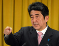 都内・自民党本部で会見する同党の安倍晋三（Shinzo Abe）総裁（2012年12月17日撮影）。(c)AFP/Yoshikazu TSUNO