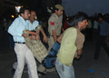 インド・ニューデリー（New Delhi）中心部で発生した連続爆発で負傷した男性を運ぶ警察官ら（2008年9月13日撮影）。(c)AFP