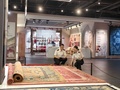 じゅうたんメーカーで監督管理を実施する地元税関の職員（2024年7月3日撮影）。(c)Xinhua News
