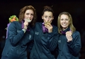 ロンドン五輪、フェンシング女子フルーレ個人決勝。表彰式でメダルを手に笑顔を見せる（左から）銀メダルのアリアンナ・エッリゴ（Arianna Errigo）、金メダルのエリーザ・ディフランチェスカ（Elisa Di Francisca）、銅メダルのバレンティナ・ベツァーリ（Valentina Vezzali、2012年7月28日撮影）。(c)AFP/ALBERTO PIZZOLI