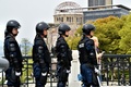 G7外相会合が開かれる中、広島市の平和記念公園の入り口近くを警備する警察官ら（2016年4月10日撮影）。(c)AFP/KAZUHIRO NOGI