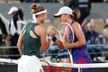 全仏オープンテニス、女子シングルス3回戦。試合後にマリー・ボウスコバ（左）と握手を交わすイガ・シフィオンテク（2024年5月31日撮影）。(c)ALAIN JOCARD / AFP