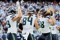 23NFL第16週、テネシー・タイタンズ対シアトル・シーホークス。タッチダウンを決め、チームメートと喜び合うシアトル・シーホークスのコルビー・パーキンソン（中央、2023年12月24日撮影）。(c)Andy Lyons/Getty Images/AFP