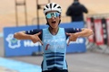 自転車ロードレースのワンデークラシック、パリ～ルーベ女子の部。トップでフィニッシュラインを切り喜ぶトレック・セガフレードのエリザベス・ダイグナン（2021年10月2日撮影）。(c)FRANCOIS LO PRESTI/ AFP