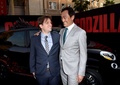 米ハリウッド（Hollywood）で開催の映画『GODZILLA』のプレミア上映会に出席したキャスの渡辺謙（Ken Watanabe、左）とギャレス・エドワーズ（Gareth Edwards）監督（2014年5月8日撮影）。(c)AFP/Getty Images/Kevin Winter