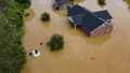川の氾濫で水没した住宅地。米ケンタッキー州ジャクソンで（2022年7月28日撮影）。(c)LEANDRO LOZADA / AFP