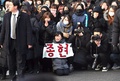 韓国ソウルの病院で行われた男性アイドルグループ「SHINee（シャイニー）」のキム・ジョンヒョンさんの告別式で、出棺を見守るファンら（2017年12月21日撮影）。(c)AFP PHOTO / JUNG Yeon-Je