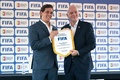 ベネズエラサッカー協会（FVF）のホルヘ・ヒメネス会長（左）と旗を手にする国際サッカー連盟（FIFA）のジャンニ・インファンティーノ会長（2021年10月15日撮影）。(c)Federico PARRA / AFP