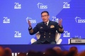 シンガポールで開催中のアジア安全保障会議で演説する中国の董軍国防相（2024年6月2日撮影）。(c)Nhac NGUYEN / AFP