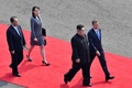 北朝鮮と韓国の軍事境界線上にある板門店で、会談場所の「平和の家」に向かう両国首脳と金与正氏（左から2人目）ら（2018年4月27日撮影、資料写真）。(c)Korea Summit Press Pool / AFP