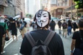 香港でガイ・フォークスの仮面を着用して抗議を行う人（2019年10月1日撮影）。(c)Yan ZHAO / AFP
