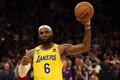 22-23NBA、ロサンゼルス・レイカーズ対オクラホマシティ・サンダー。NBAの歴代最多得点記録を更新し、歓声に応えるロサンゼルス・レイカーズのレブロン・ジェームズ（2023年2月7日撮影）。(c)Harry How/Getty Images/AFP