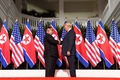 シンガポールのカペラホテルで握手するドナルド・トランプ米大統領（右）と金正恩・朝鮮労働党委員長（2018年6月12日撮影）。(c)AFP PHOTO / SAUL LOEB