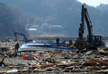 東日本大震災の発生から1か月が過ぎた被災地。写真は岩手県陸前高田市で、がれきを撤去する自衛隊員ら（2011年4月15日撮影）。(c)AFP/TOSHIFUMI KITAMURA

&lt;a href=&quot;http://www.afpbb.com/article/disaster-accidents-crime/disaster/2790111/6954516&quot;&gt;&lt;b&gt;【写真特集】地震に襲われた各地の様子&lt;/b&gt;&lt;/a&gt;