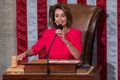 米首都ワシントンの連邦議会議事堂で、小づちをたたくナンシー・ペロシ下院議長（2019年1月3日撮影）。(c)SAUL LOEB / AFP