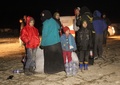 シリア北部アレッポの反体制派の支配地区から避難し、同市西郊の反体制派が掌握するカーン・アサル地方に到着した人々（2016年12月15日撮影）。(c)AFP/Omar haj kadour