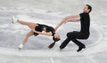12-13フィギュアスケートGPシリーズ第6戦、NHK杯（NHK Trophy 2012）は23日、宮城県利府町のセキスイハイムスーパーアリーナで行われ、ペア・ショートプログラム（SP）ではロシアのベラ・バザロワ（Vera Bazarova）/ユーリ・ラリオノフ（Yuri Larionov）組が65.61点で首位に立った。

61.85点で3位につけた米国のマリッサ・キャステリ（Marissa Castelli）/サイモン・シュナピア（Simon Shnapir）組（2012年11月24日撮影）。(c)AFP/Toru YAMANAKA