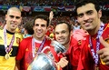 2012年のサッカー欧州選手権優勝を喜ぶアンドレス・イニエスタ（右から2人目）らスペインの選手（2012年7月1日撮影）。(c)FRANCK FIFE/ AFP