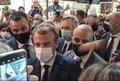 仏リヨンで開催された外食・ホテル業の見本市で、エマニュエル・マクロン大統領の肩に当たり跳ね返る卵。LyonMag.comが公開した映像より（2021年9月27日撮影）。（c)Handout / LyonMag.com / AFP