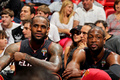 米プロバスケットボール協会（NBA）は5日、12-13レギュラーシーズンの最優秀選手（MVP）を発表し、マイアミ・ヒート（Miami Heat）のレブロン・ジェームズ（LeBron James）を選出した。

ここでは同選手の12-13レギュラーシーズンを写真で振り返る。

ドウェイン・ウェイド（Dwyane Wade、右）とともにベンチで戦況を見守るレブロン・ジェームズ（2013年3月10日撮影）。(c)AFP/Getty Images/NBAE/Issac Baldizon