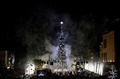 レバノンの首都ベイルート北方にある地中海沿岸都市ビブロスで行われたクリスマスツリーの点灯式で打ち上げられた花火（2017年11月30日撮影）。(c)AFP/JOSEPH EID