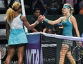 女子テニス、WTAツアー選手権（BNP Paribas WTA Championships - Singapore 2014）4日目。試合後、ユージェニー・ブシャール（Eugenie Bouchard、右）と握手を交わすセレーナ・ウィリアムス（Serena Williams、2014年10月23日撮影）。(c)AFP/ROSLAN RAHMAN